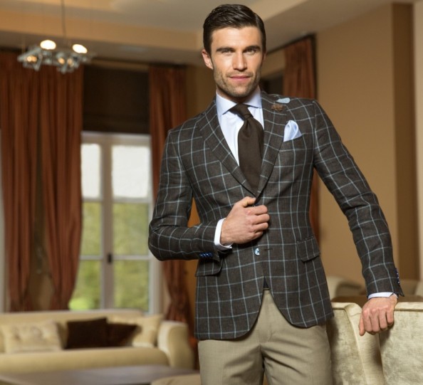 Lowet's selection of men's jackets feature natural roll lapels which give the coats a bit more life. The contrast buttons in blue are a nice standout detail on the blazer.