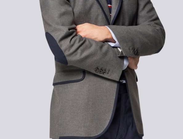 Functional cuff buttons are a rarity in the ready-to-wear jacket but I take it as a sign that CH Caroline Herrera is confident of her tailored dimensions. Additional details like contrast sleeve patch and piping make this blazer incredibly debonair.