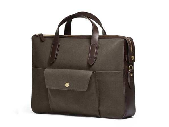 The Mismo Pine Green briefcase is the natural choice for anyone dreaming of a handy yet stylish casual bag for the office. The bag features a separate inside laptop compartment (15
