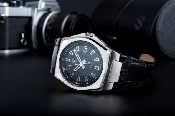 The Seals Watch Company model A comes with Italian calfskin leather strap with an Alsavel lining for comfort.