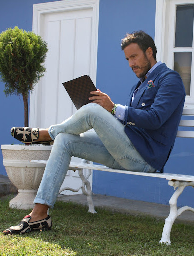To full kitted out gentleman. Style level 1000. This is the sort of effortless style or sprezzatura that we should all aspire to.