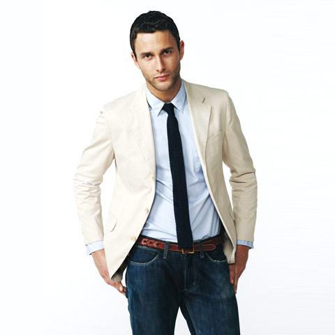 Lighten your ensemble by breaking blue tones with a cream or white blazer. Incidentally, the perfect look for a dinner date as well, especially if you really want to stand out on your first date.