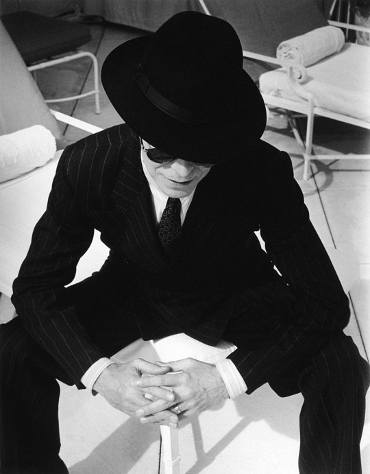 David Bowie, pictured 1994 with hat. Something only seen in Pitti Uomo some 20 years later.
