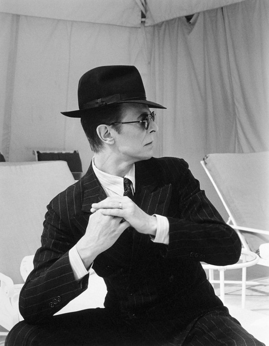 David Bowie in 1994. A slim cut suit during a time when Versace and Armani was cutting theirs' baggy.
