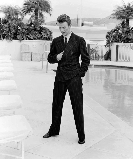 David Bowie, rocking a well cut double breasted suit in 1994, way before the rise of David Gandy and the return of the classic gent in the early 2000s.