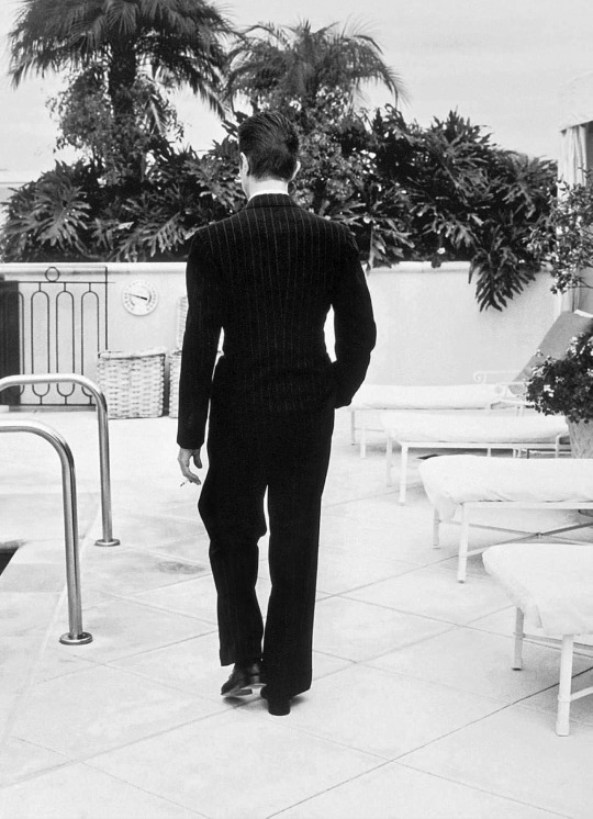 David Bowie, sartorially on point in 1994. Pay attention to the cut of his suit at the waist line - tapered when men's suits were boxy at the time.